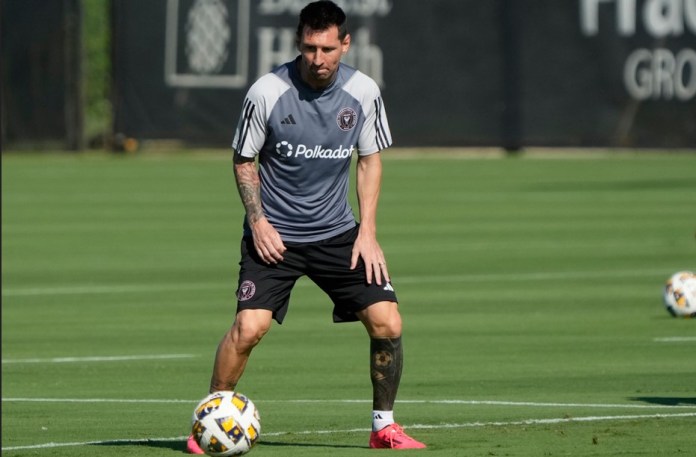 El delantero del Inter Miami Lionel Messi trabaja con sus compañeros en el entrenamiento del equipo el viernes 13 de septiembre del 2024. (AP Foto/Wilfredo Lee)