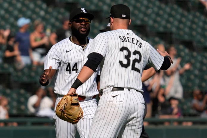 El cubano de los Medias Blancas de Chicago, Bryan Ramos (izquierda), celebra con Gavin Sheets luego del triunfo ante los Atléticos de Oakland en un juego de béisbol en Chicago, el domingo 15 de septiembre de 2024. (AP Foto/Nam Y. Huh)