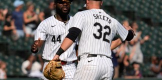 El cubano de los Medias Blancas de Chicago, Bryan Ramos (izquierda), celebra con Gavin Sheets luego del triunfo ante los Atléticos de Oakland en un juego de béisbol en Chicago, el domingo 15 de septiembre de 2024. (AP Foto/Nam Y. Huh)