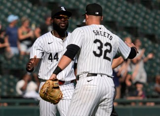 El cubano de los Medias Blancas de Chicago, Bryan Ramos (izquierda), celebra con Gavin Sheets luego del triunfo ante los Atléticos de Oakland en un juego de béisbol en Chicago, el domingo 15 de septiembre de 2024. (AP Foto/Nam Y. Huh)