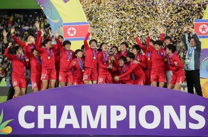 Jugadoras de Corea del Norte celebran con el trofeo al ganar la Copa Mundial Femenina sub-20. EFE/ Carlos Ortega