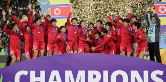 Jugadoras de Corea del Norte celebran con el trofeo al ganar la Copa Mundial Femenina sub-20. EFE/ Carlos Ortega