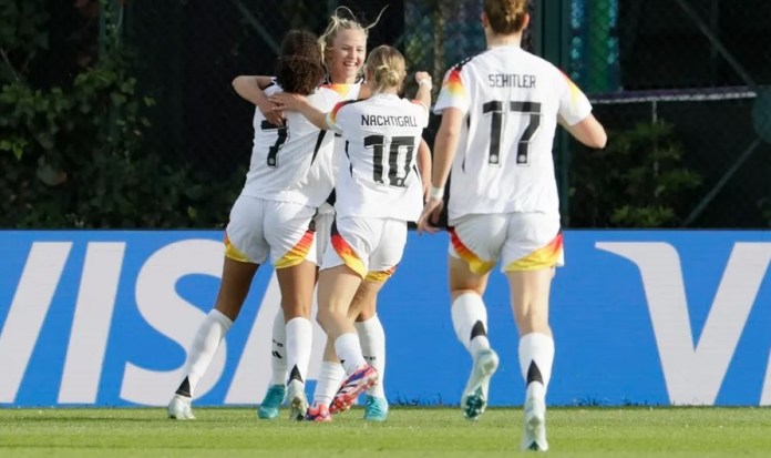 Jugadoras de Alemania fueron registradas el pasado 12 de septiembre al celebrar un gol que Mathilde Janzen (2-i) le anotó a Argentina, durante un partido de los octavos de final del Mundial FIFA femenino sub-20, en el estadio de Techo, en Bogotá (Colombia). EFE/Carlos Ortega