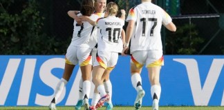 Jugadoras de Alemania fueron registradas el pasado 12 de septiembre al celebrar un gol que Mathilde Janzen (2-i) le anotó a Argentina, durante un partido de los octavos de final del Mundial FIFA femenino sub-20, en el estadio de Techo, en Bogotá (Colombia). EFE/Carlos Ortega