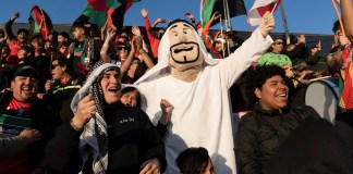 Aficionados del club Palestino de fútbol celebran su victoria sobre Santiago Wanderers en un juego de liga en el estadio de La Cisterna en Santiago, Chile, el viernes 12 de julio de 2024. (AP Foto/Matias Basualdo)