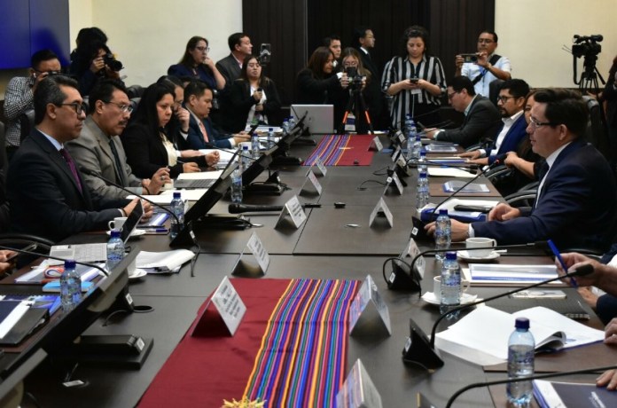 El ministro de Finanzas Públicas, Jonathan Menkos, acude a la primera reunión de la comisión legislativa de Finanzas que inició a discutir el proyecto de presupuesto general 2025. Foto: Daniel Ramírez