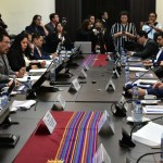 El ministro de Finanzas Públicas, Jonathan Menkos, acude a la primera reunión de la comisión legislativa de Finanzas que inició a discutir el proyecto de presupuesto general 2025. Foto: Daniel Ramírez