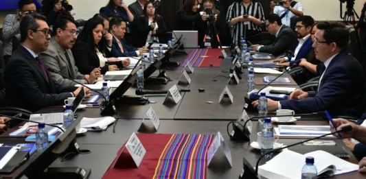 El ministro de Finanzas Públicas, Jonathan Menkos, acude a la primera reunión de la comisión legislativa de Finanzas que inició a discutir el proyecto de presupuesto general 2025. Foto: Daniel Ramírez