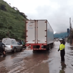 La circulación en el lugar se complica debido a una inundación. Foto: captura de pantalla