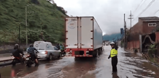 La circulación en el lugar se complica debido a una inundación. Foto: captura de pantalla