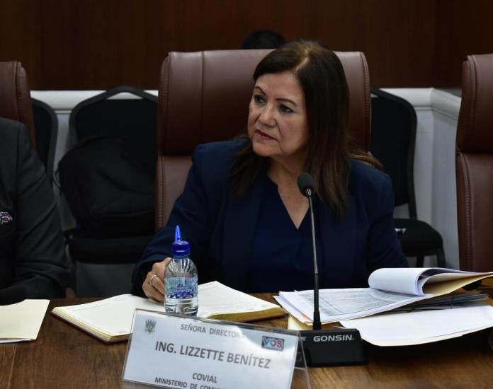 La titular de Covial Lizzette Benítez informó que el polémico asesor de la institución ya no trabaja en el lugar. Foto La Hora/Daniel Ramírez