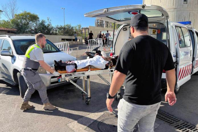 Personal de defensa civil ayuda a un hombre herido cuando estalló su buscapersonas, en Beirut, Líbano, el 17 de septiembre del 2024. (Foto APHussein Malla)