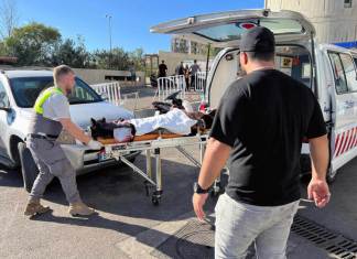 Personal de defensa civil ayuda a un hombre herido cuando estalló su buscapersonas, en Beirut, Líbano, el 17 de septiembre del 2024. (Foto APHussein Malla)