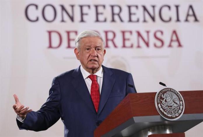 El presidente de México, Andrés Manuel López Obrador, habla durante su conferencia de prensa matutina este jueves, en Palacio Nacional en la Ciudad de México (México). EFE/ Mario Guzmán