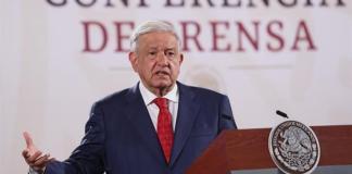 El presidente de México, Andrés Manuel López Obrador, habla durante su conferencia de prensa matutina este jueves, en Palacio Nacional en la Ciudad de México (México). EFE/ Mario Guzmán