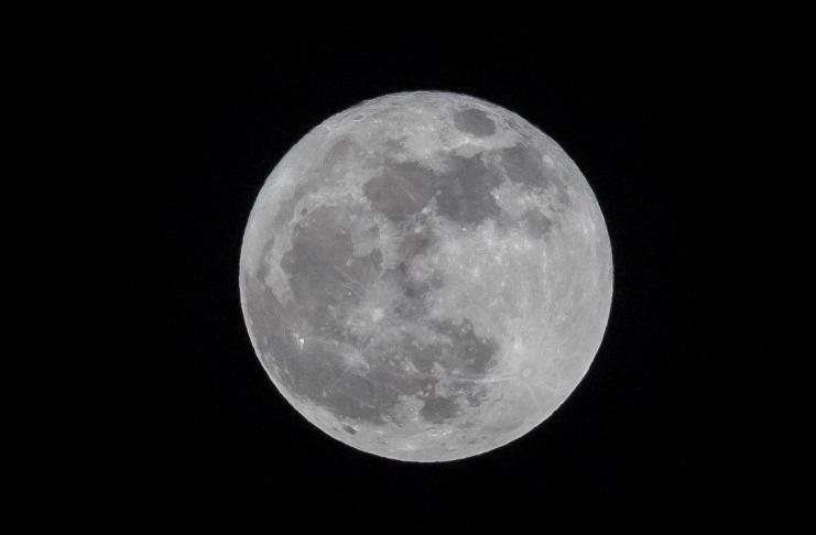 Fotografía de archivo de la luna llena. EFE/ Miguel Gutiérrez