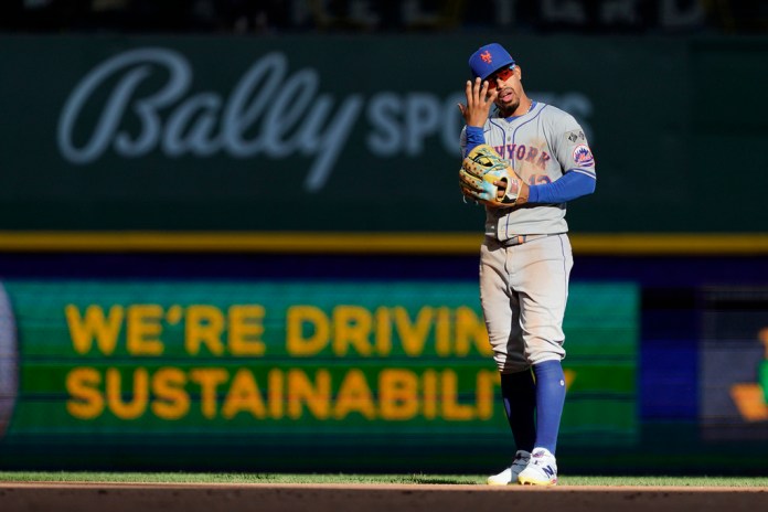 Francisco Lindor, de los Mets de Nueva York, hace un gesto durante la octava entrada de un partido de béisbol contra los Cerveceros de Milwaukee, el domingo 29 de septiembre de 2024, en Milwaukee. (Foto AP/Aaron Gash)