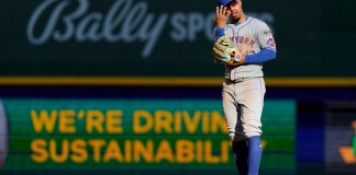 Francisco Lindor, de los Mets de Nueva York, hace un gesto durante la octava entrada de un partido de béisbol contra los Cerveceros de Milwaukee, el domingo 29 de septiembre de 2024, en Milwaukee. (Foto AP/Aaron Gash)