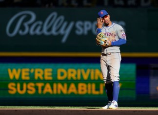 Francisco Lindor, de los Mets de Nueva York, hace un gesto durante la octava entrada de un partido de béisbol contra los Cerveceros de Milwaukee, el domingo 29 de septiembre de 2024, en Milwaukee. (Foto AP/Aaron Gash)