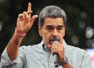 El presidente de Venezuela, Nicolás Maduro, habla a sus seguidores en Caracas (Venezuela). Fotografía de archivo. EFE/ Miguel Gutiérrez