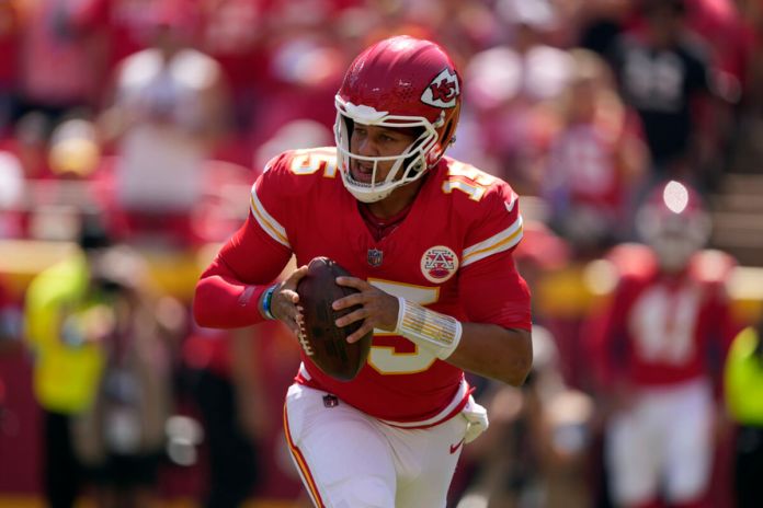 Patrick Mahomes, quarterback de los Chiefs de Kansas City, retrocede para lanzar un pase ante los Lions de Detroit en el partido de pretemporada del sábado 17 de agosto de 2024, ante los Lions de Detroit (AP Foto/Charlie Riedel)