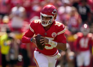 Patrick Mahomes, quarterback de los Chiefs de Kansas City, retrocede para lanzar un pase ante los Lions de Detroit en el partido de pretemporada del sábado 17 de agosto de 2024, ante los Lions de Detroit (AP Foto/Charlie Riedel)