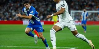 El delantero francés del Real Madrid, Kylian Mbappé (d), conduce el balón ante el defensor del Alavés durante el encuentro correspondiente a la séptima jornada de Laliga EA Sportsen el estadio Santiago Bernabéu, en Madrid. EFE / Juanjo Martín.