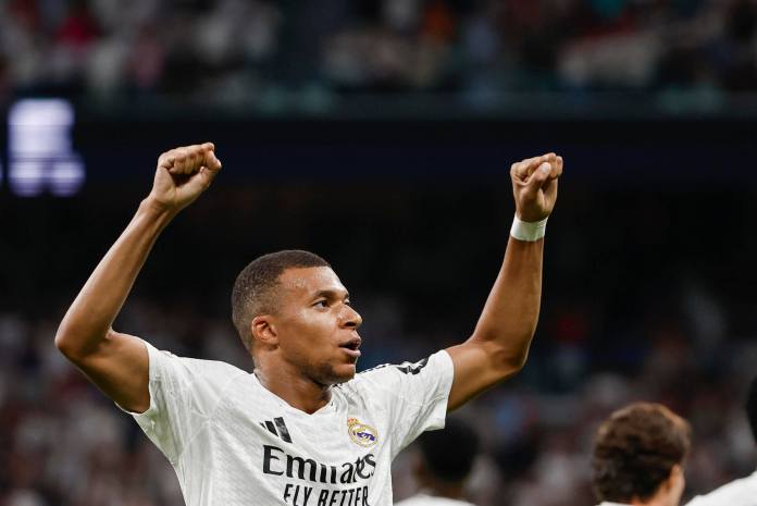 El delantero del Real Madrid Kylian Mbappé celebra su gol durante el partido de la cuarta jornada de LaLiga entre el Real Madrid y el Real Betis, este domingo en el estadio Santiago Bernabéu. EFE/Sergio Pérez