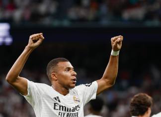 El delantero del Real Madrid Kylian Mbappé celebra su gol durante el partido de la cuarta jornada de LaLiga entre el Real Madrid y el Real Betis, este domingo en el estadio Santiago Bernabéu. EFE/Sergio Pérez