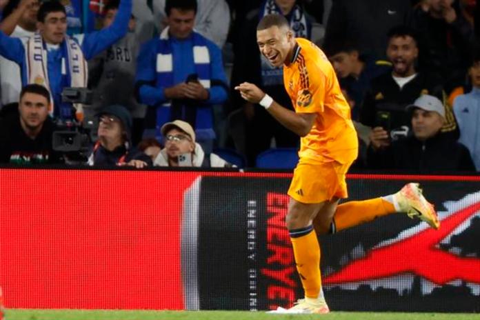 El delantero del Real Madrid Kylian Mbappé celebra su gol durante el partido de la quinta jornada de LaLiga EA Sports entre la Real Sociedad y el Real Madrid, este sábado en el Real Arena de San Sebastián (País Vasco). EFE/Juan Herrero