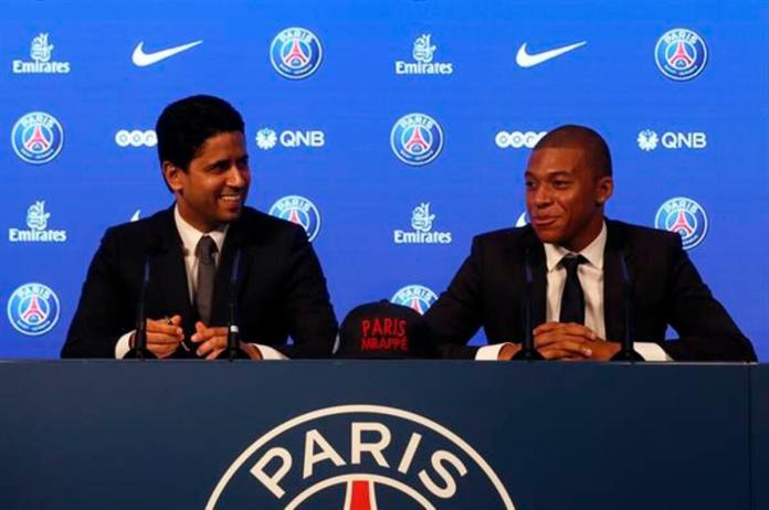 Kylian Mbappé (d) y el presidente del PSG Nasser Al-Khelaïfi en foto de archivo de Etienne Laurent. EFE