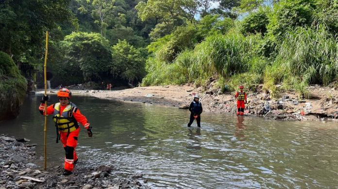 Menor arrastrado por el río Las Vacas