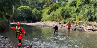 Menor arrastrado por el río Las Vacas