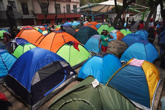 Migrantes haitianos acampan en la plaza Giordano Bruno, el 18 de mayo de 2023, en la colonia Juárez, de Ciudad de México. (AP Foto/Marco Ugarte, Archivo)