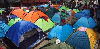 Migrantes haitianos acampan en la plaza Giordano Bruno, el 18 de mayo de 2023, en la colonia Juárez, de Ciudad de México. (AP Foto/Marco Ugarte, Archivo)