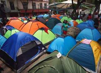 Migrantes haitianos acampan en la plaza Giordano Bruno, el 18 de mayo de 2023, en la colonia Juárez, de Ciudad de México. (AP Foto/Marco Ugarte, Archivo)