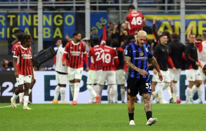 Milán (Italia), 22/09/2024.- Federico Dimarco del Inter de Milán luce decepcionado mientras los jugadores del AC Milan (al fondo) celebran el gol del 1-2 durante el partido de fútbol de la Serie A italiana entre el FC Inter y el AC Milan, en Milán, Italia, el 22 de septiembre de 2024. (Italia) EFE/EPA/MATTEO BAZZI