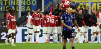 Milán (Italia), 22/09/2024.- Federico Dimarco del Inter de Milán luce decepcionado mientras los jugadores del AC Milan (al fondo) celebran el gol del 1-2 durante el partido de fútbol de la Serie A italiana entre el FC Inter y el AC Milan, en Milán, Italia, el 22 de septiembre de 2024. (Italia) EFE/EPA/MATTEO BAZZI