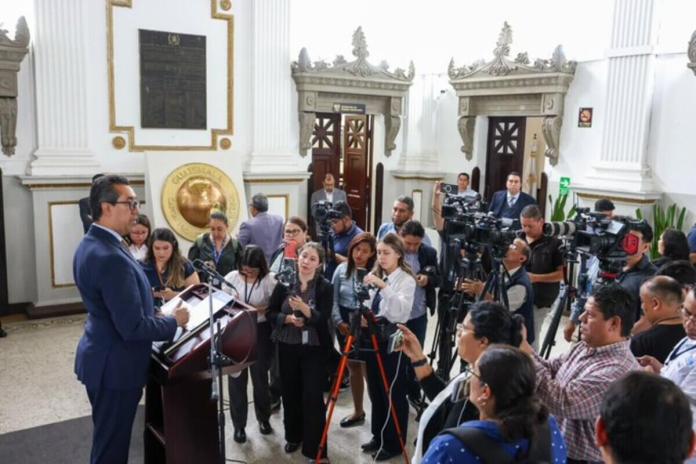 El ministro de Finanzas, Jonathan Menkos, explica en el Congreso, algunas prioridades en el proyecto de presupuesto de 2025. Foto: Ministerio de Finanzas