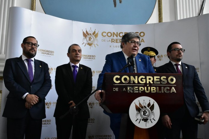 El titular del Ministerio de Gobernación, Francisco Jiménez, amplía detalles de los trabajos en la Granja Penal Canadá, en Escuintla. Foto: Daniel Ramírez