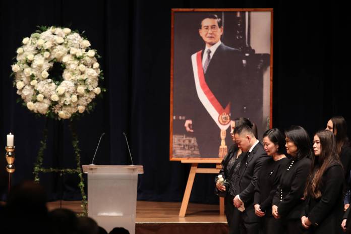 Kenji (i), Sachi (2-i) y Keiko Fujimori (2-d) participan en el responso su padre el fallecido expresidente de Perú, Alberto Fujimori, este sábado, en Lima (Perú). EFE Paolo Aguilar