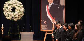 Kenji (i), Sachi (2-i) y Keiko Fujimori (2-d) participan en el responso su padre el fallecido expresidente de Perú, Alberto Fujimori, este sábado, en Lima (Perú). EFE Paolo Aguilar