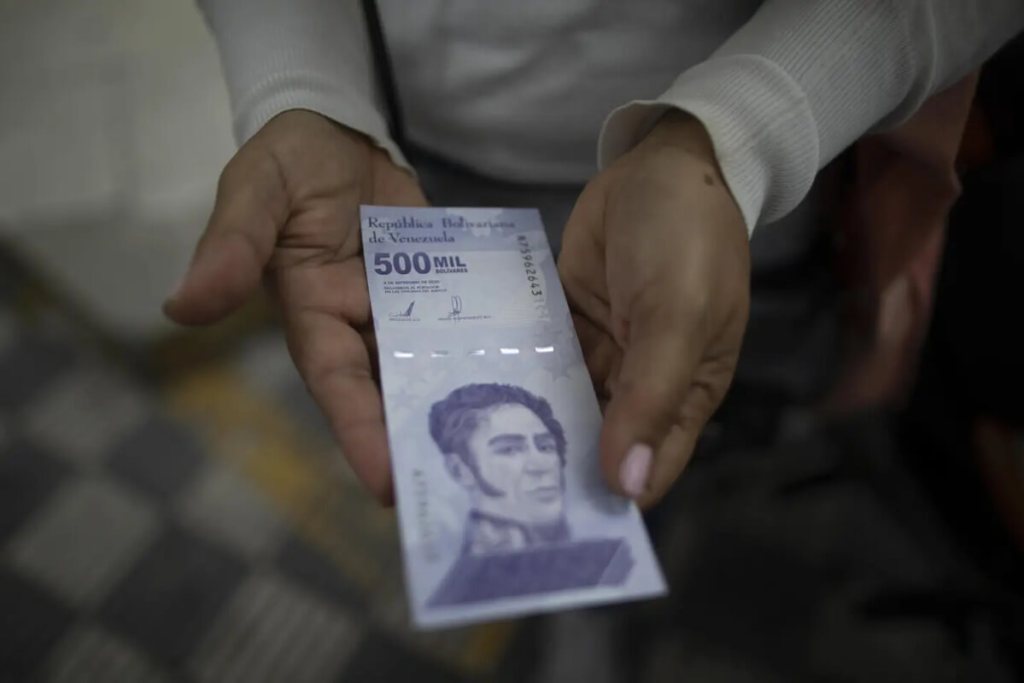 Fotografía de archivo de marzo de 2021, Billete de 500.00 bolívares. (AP Foto/ Ariana Cubillos, Archivo)