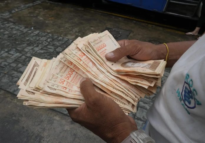 Billetes de bolívar. (AP Foto/ Ariana Cubillos)