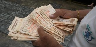 Billetes de bolívar. (AP Foto/ Ariana Cubillos)