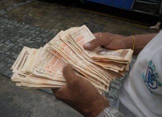 Billetes de bolívar. (AP Foto/ Ariana Cubillos)