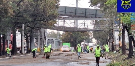 En junio pasado un vehículo del transporte pesado destruyo la pasarela del Periférico en la zona 7. El 6 de septiembre la MuniGuate informó del inicio de trabajos en el lugar para la construcción de una nueva pasarela. Foto PMT Guatemala