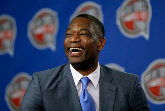 Dikembe Mutombo durante una rueda de prensa tras el anuncio que había sido incluido como finalista para ingresar al Salón de la Fama del baloncesto, el 14 de febrero de 2015, en Nueva York. (AP Foto/Julio Cortez)