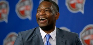 Dikembe Mutombo durante una rueda de prensa tras el anuncio que había sido incluido como finalista para ingresar al Salón de la Fama del baloncesto, el 14 de febrero de 2015, en Nueva York. (AP Foto/Julio Cortez)