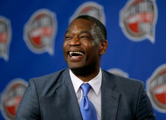 Dikembe Mutombo durante una rueda de prensa tras el anuncio que había sido incluido como finalista para ingresar al Salón de la Fama del baloncesto, el 14 de febrero de 2015, en Nueva York. (AP Foto/Julio Cortez)